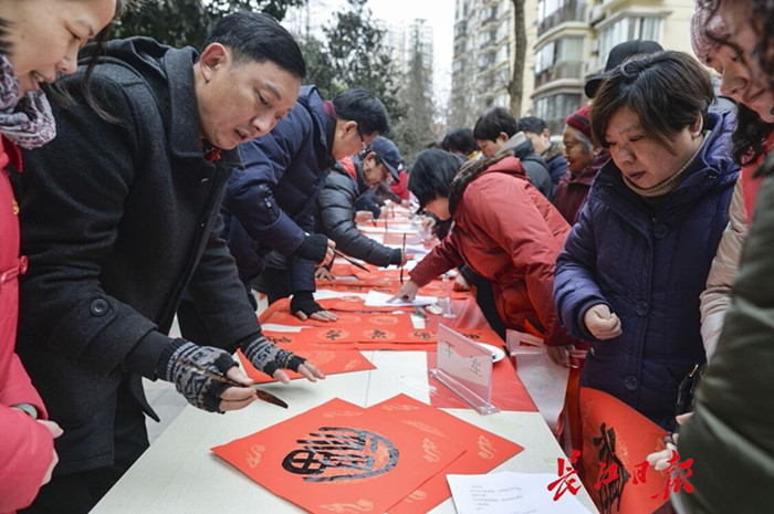 這一天，居民激動(dòng)了，第一次在社區(qū)里升國(guó)旗唱國(guó)歌(圖1)