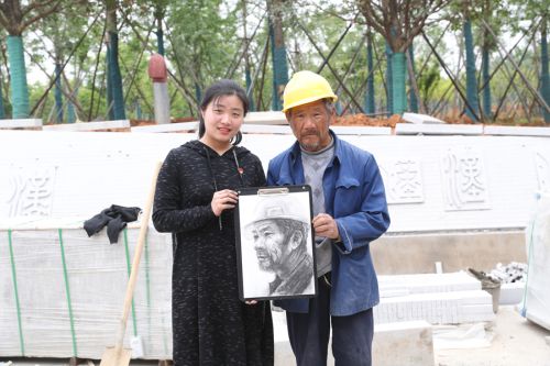 致敬軍運(yùn)勞動(dòng)者  手繪最美奮斗人 華師美院學(xué)生為軍運(yùn)會(huì)建設(shè)者畫像(圖6)