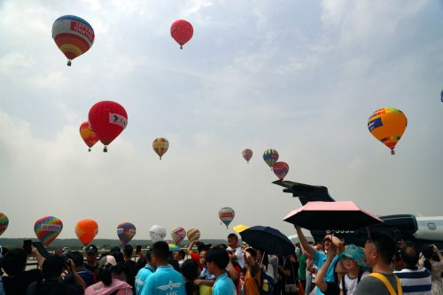 2019國際航聯(lián)世界飛行者大會在我區(qū)開幕 頂尖飛行員翱翔“天空之城”(圖19)