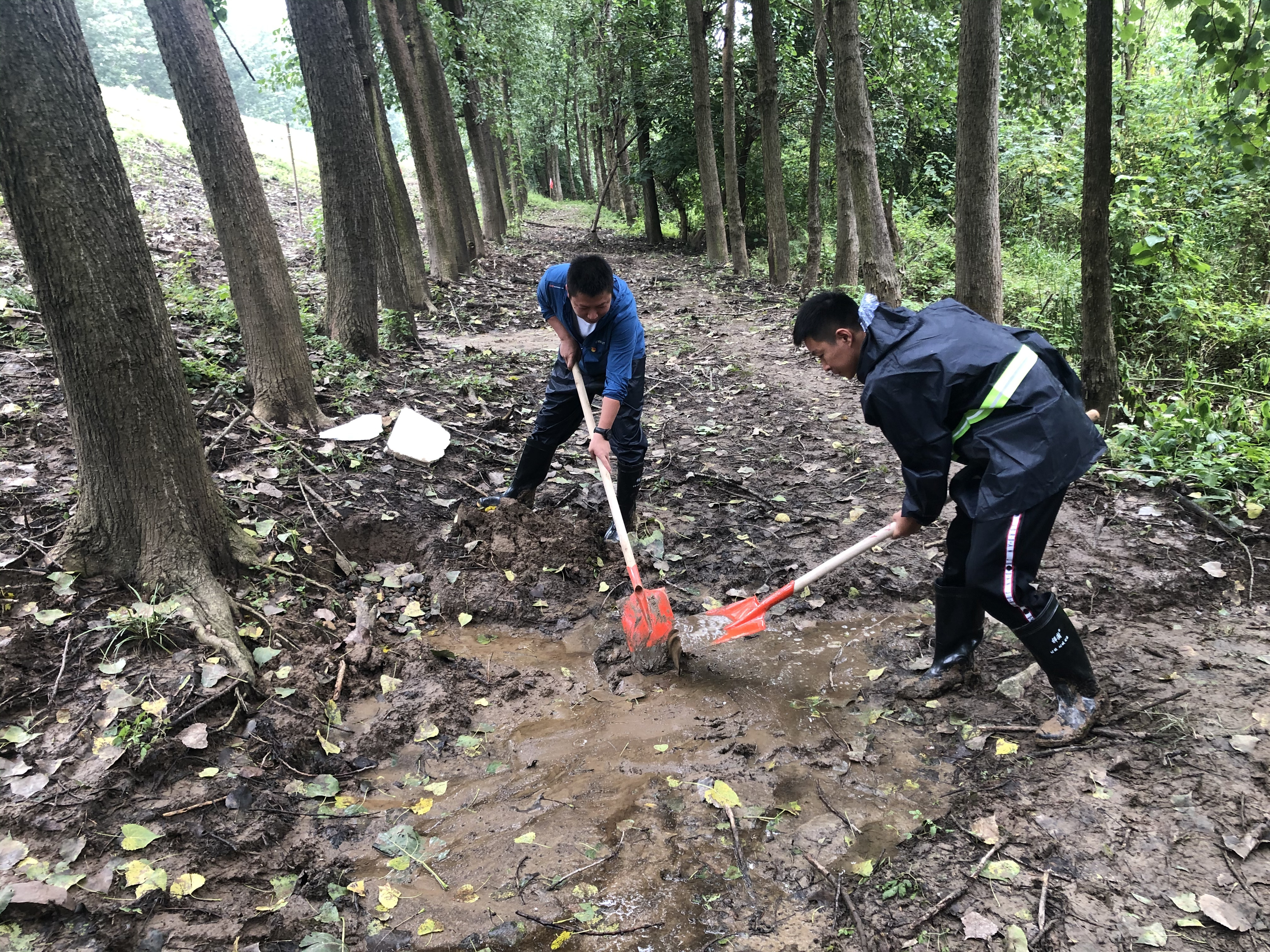 王旗華慰問防汛抗洪突擊隊(duì)(圖3)